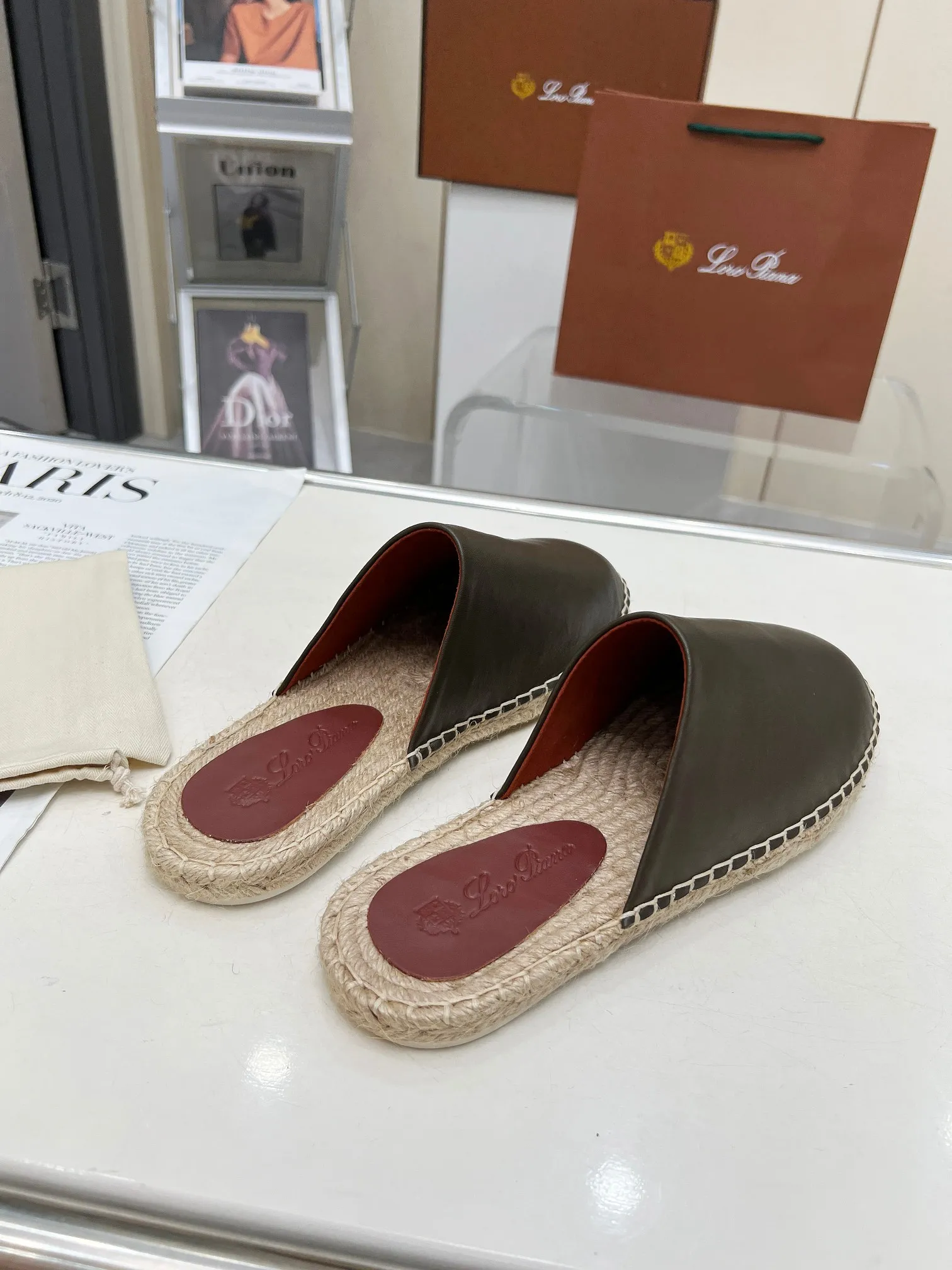 Men's men's shoes 💰520 🧚‍♂️.Loro Piana*👉Top genuine high-end fisherman's shoes and half-drag style👉Buy the original 1:1 copy💯💯💯 Founded the existing Loro Piana company on April 24, 1924. It is now the sixth generation of family business, providing high-quality products to customers who are discerning about taste and quality. ❤️Imported calfskin fabric. The lining is made of A-grade sweat-absorbent and breathable lining. 💯💯💯 Purely handmade. 💯Authentic packaging. Original one-to-one molded outsole. The favorite sandals of Middle Eastern tycoons. Code number: 39-46.